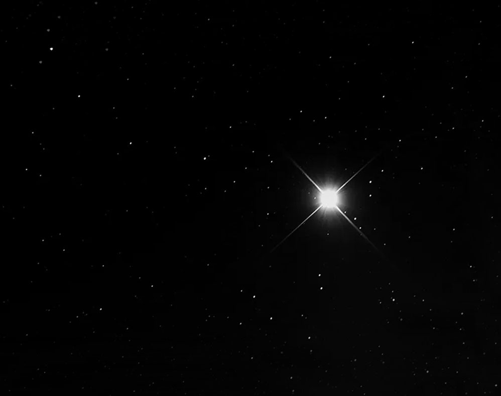 Yıldızlar Arasında Bir Cüce: Satürn'ün Ötesindeki Minik Yıldızın Sırları!